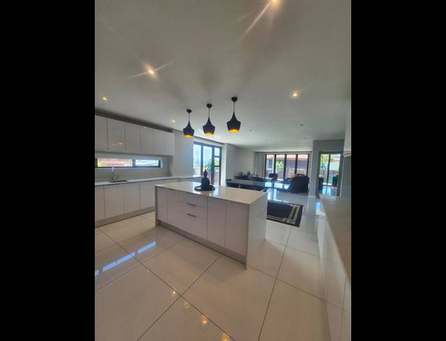 6 BEDROOM TOWNHOUSE FOR SALE IN IZINGA RIDGE